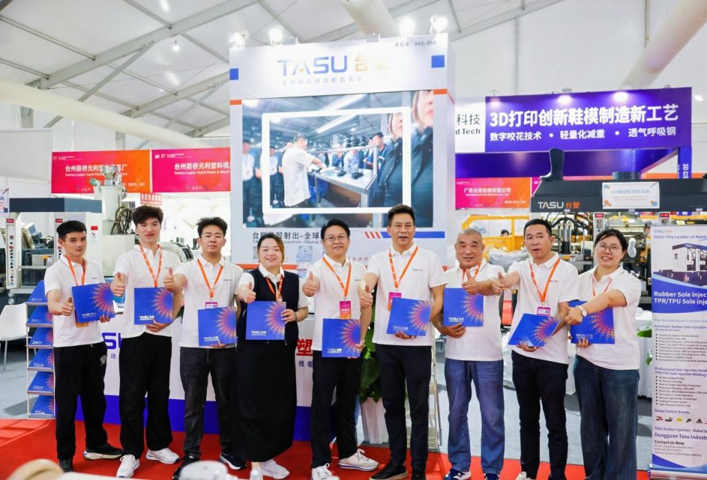 Il team della TASU allo stand della Jinjiang Shoe Expo 2026 con le macchine per lo stampaggio a iniezione della gomma