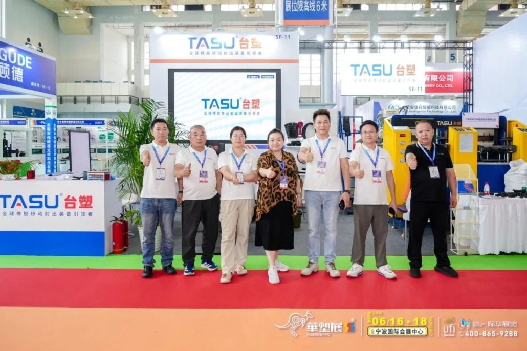 Das TASU-Team und Besucher am Stand von Huasu Ningbo 2026 mit Spritzgussanlagen